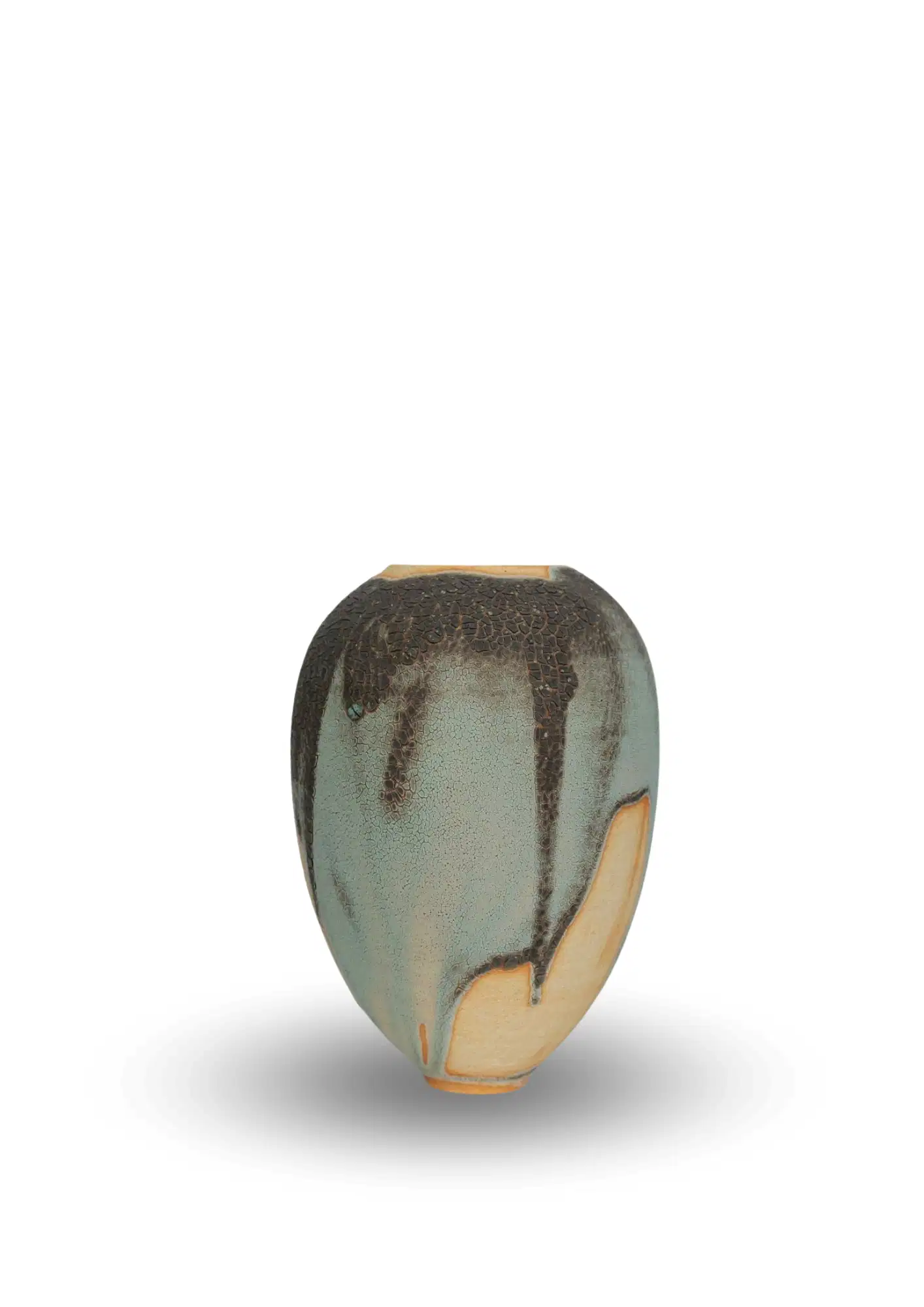 Vase sculptural en céramique de Karen Swami, émail vert-gris et noir craquelé laissant apparaître la terre brute.