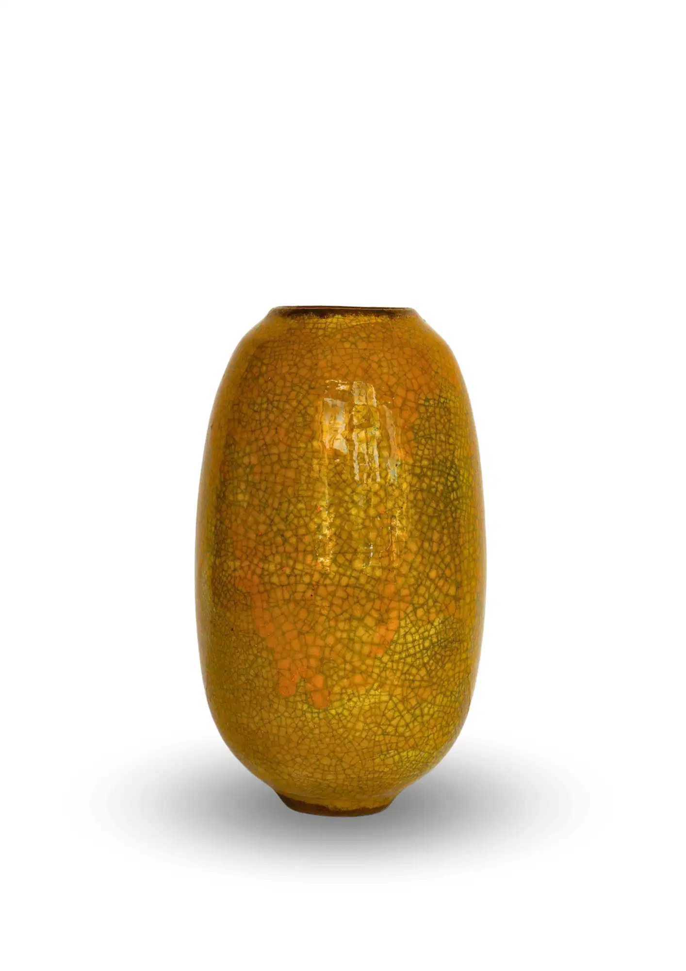 Vase en céramique contemporaine de Karen Swami, émail ocre ambré brillant à texture finement craquelée, présenté sur fond blanc.