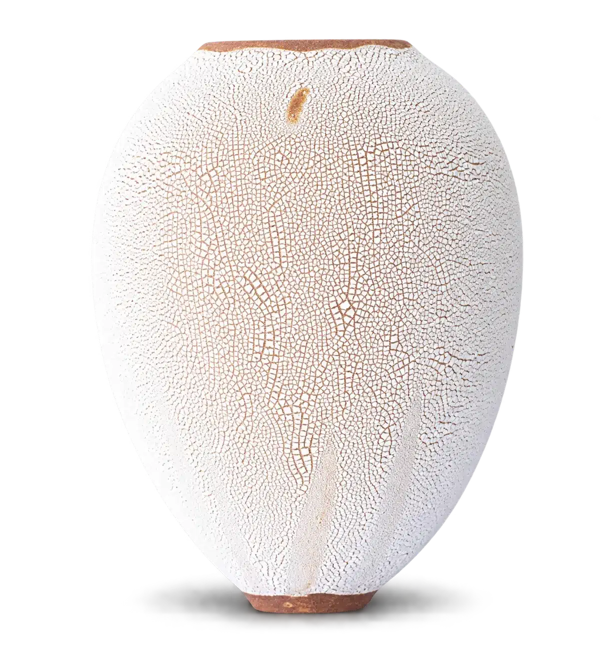 Vase en céramique blanche craquelée de Karen Swami, aux coulures naturelles laissant apparaître la terre.