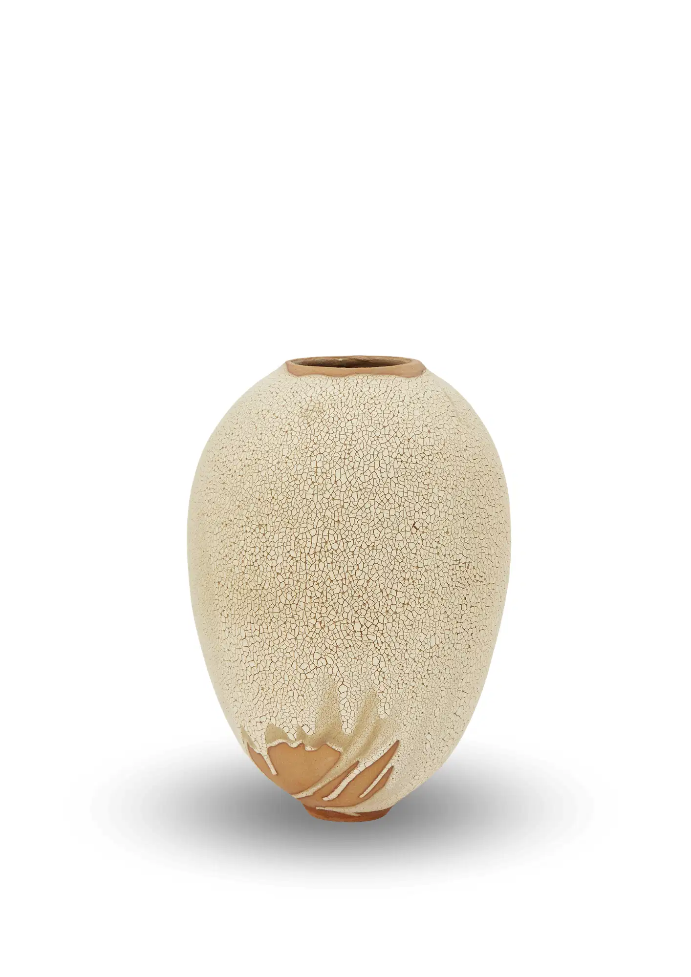 Vase en céramique contemporaine blanc craquelé de Karen Swami, vue de côté, texture émaillée et détails en terre naturelle.