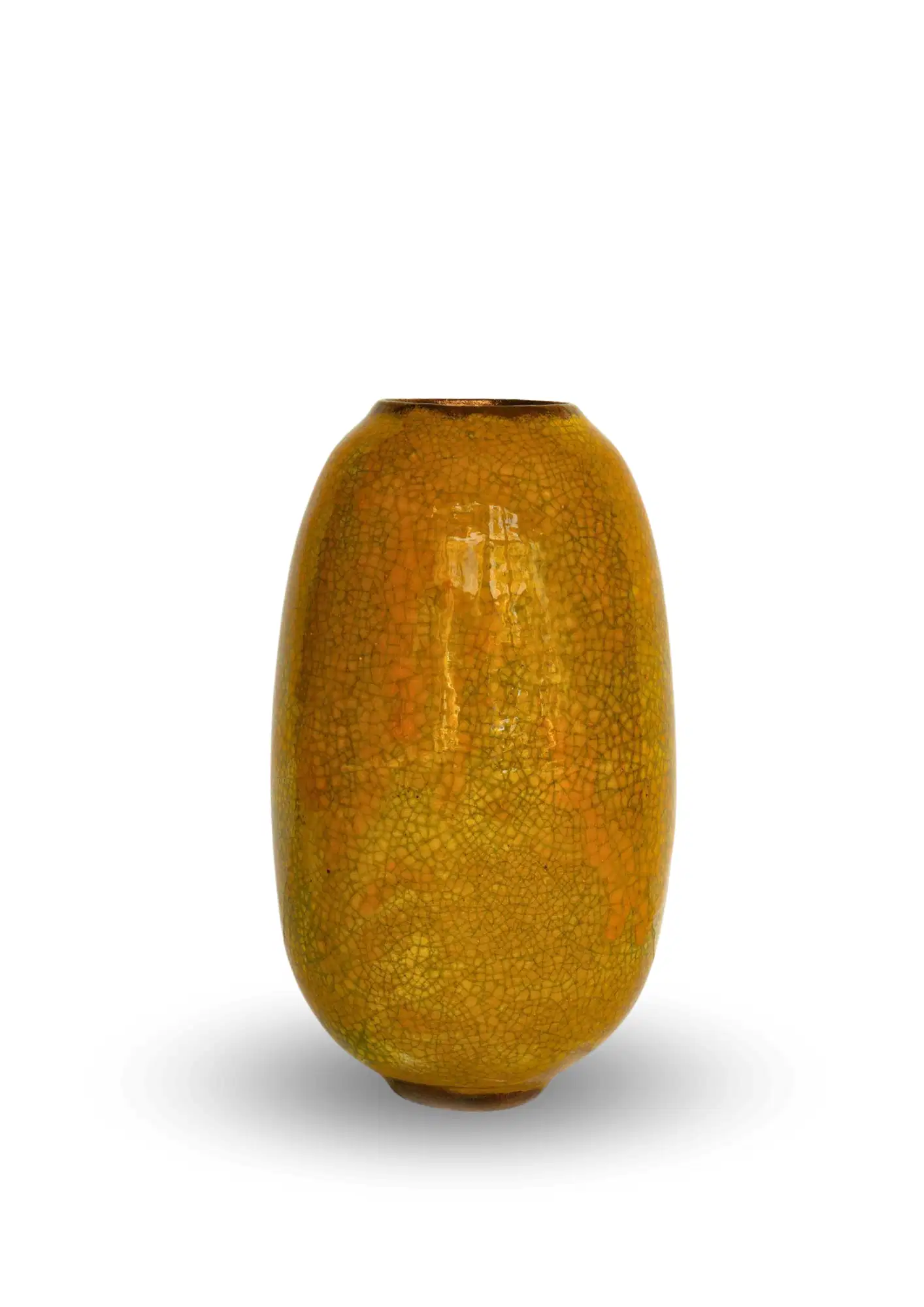 Vase en céramique artisanale de Karen Swami, émail jaune ocre et ambre à effet craquelé, avec de subtils reflets lumineux.