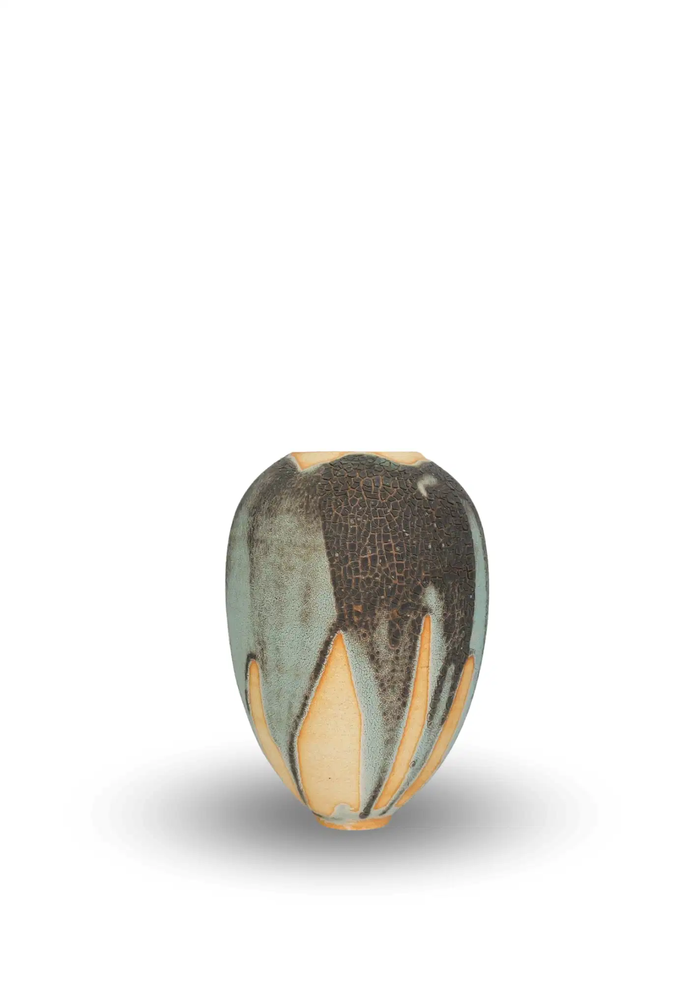 Vase en céramique contemporaine de Karen Swami, émail vert-gris craquelé aux coulures sombres et terre naturelle apparente.