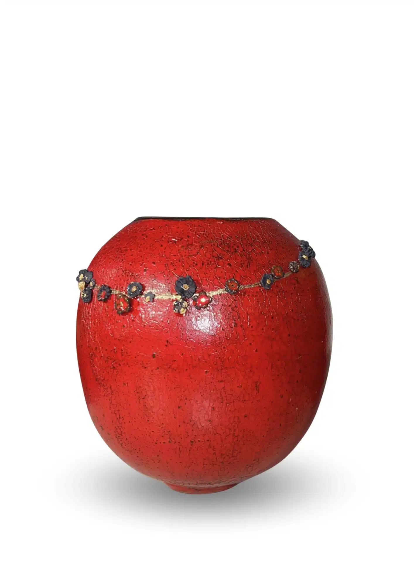 Vase en céramique rouge texturée de Karen Swami, traversé d’une ligne de fleurs en porcelaine et de détails dorés