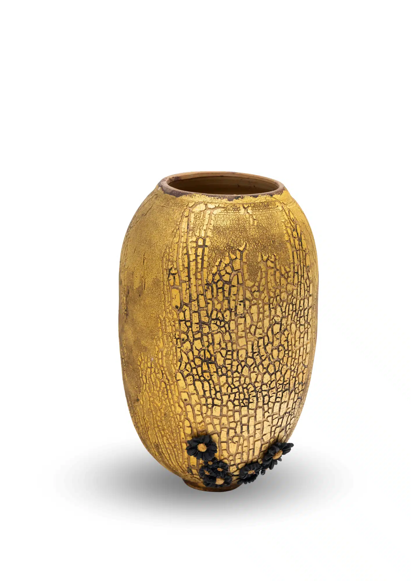 Grand vase en céramique dorée texturée de Karen Swami, décoré de fleurs noires en porcelaine, collection Hana is the New Kintsugi