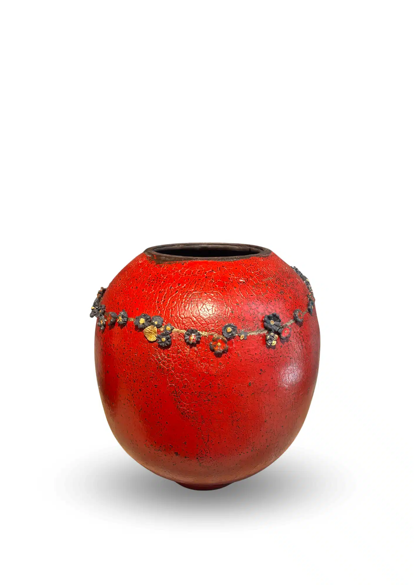 Vase rond en céramique rouge de Karen Swami, décoré de petites fleurs noires et de détails dorés, collection Hana