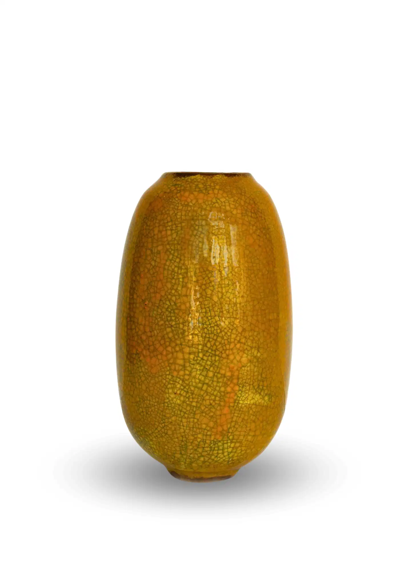 Vase sculptural en céramique de Karen Swami, finition ambrée aux nuances ocre et orangées, parcourue d’un délicat réseau de craquelures.