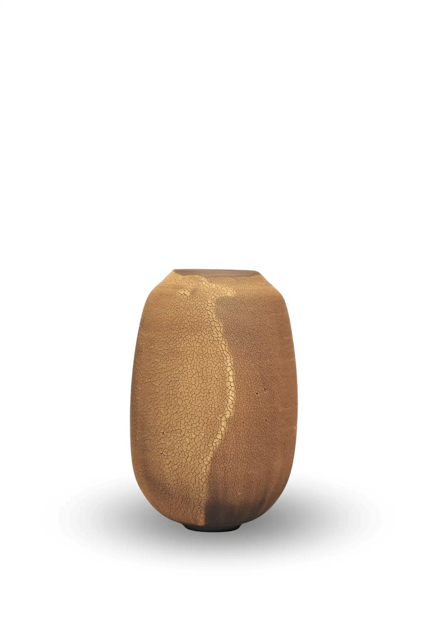 Vase en céramique de Karen Swami, vue de côté, finition bronze patinée aux nuances dorées et texture craquelée.