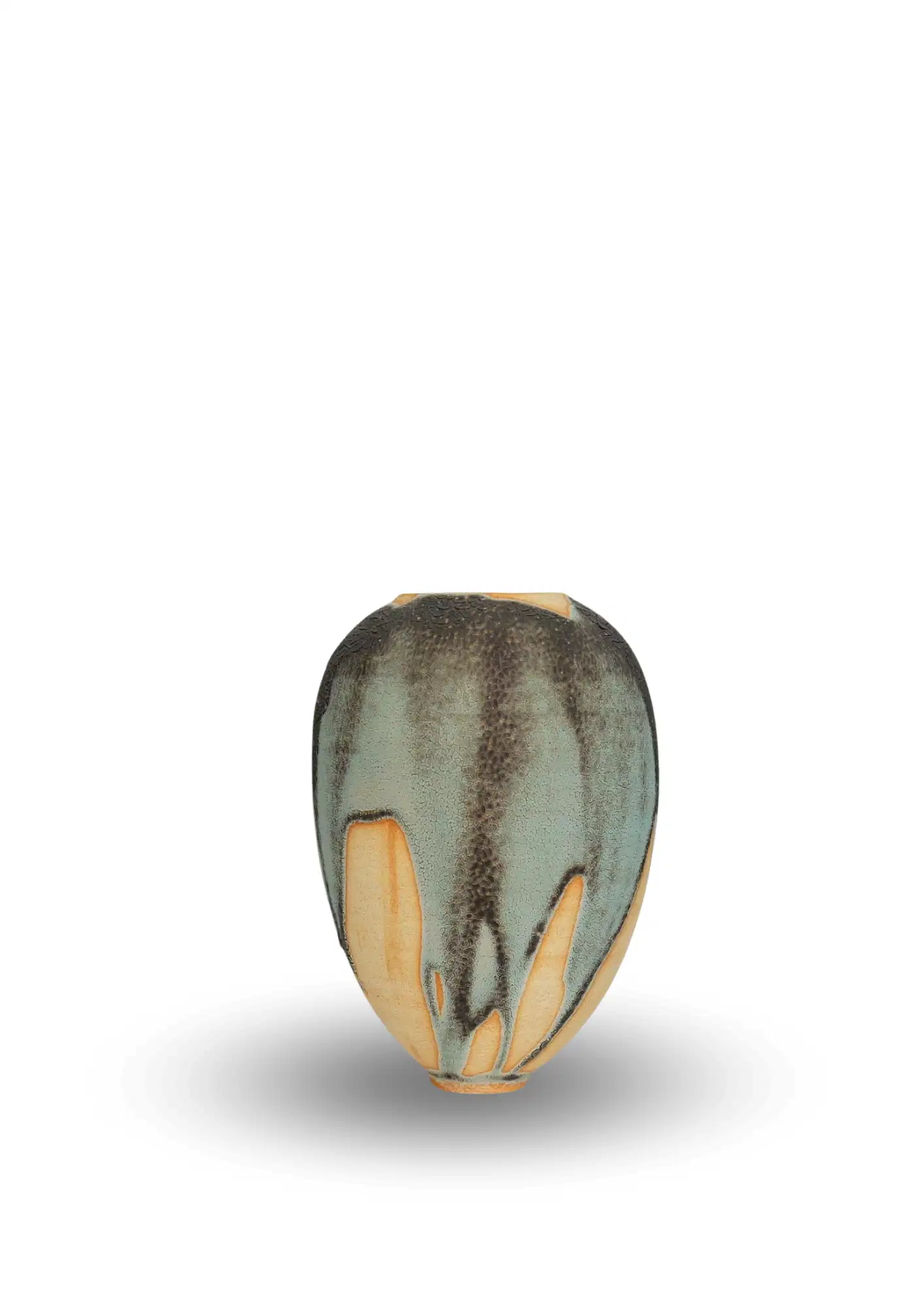 Vase contemporain en céramique de Karen Swami, émail vert sauge craquelé et coulures sombres sur terre naturelle.