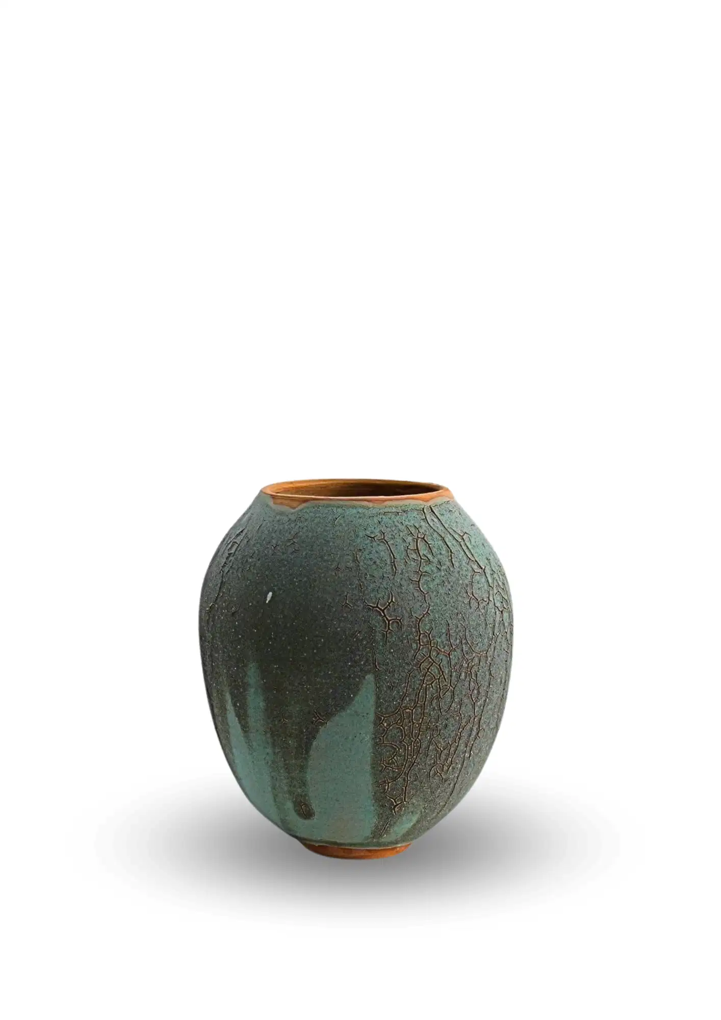 Vase en céramique contemporaine de Karen Swami, patine vert-de-gris sombre et surface craquelée laissant apparaître la terre cuite.