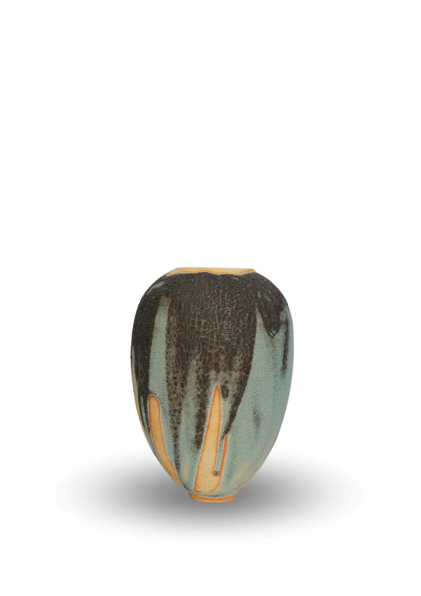 Vase en céramique de Karen Swami, finition vert-gris et noire à texture craquelée, avec motifs de terre naturelle.